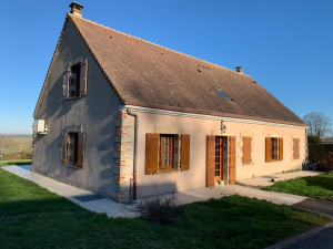 PROPRIÉTÉ AVEC PISCINE SUR GRAND TERRAIN ET VUE PANORAMIQUE SUR LE PERCHE