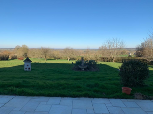 PROPRIÉTÉ AVEC PISCINE SUR GRAND TERRAIN ET VUE PANORAMIQUE SUR LE PERCHE