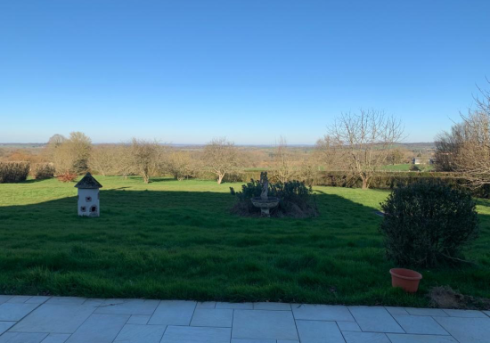 PROPRIÉTÉ AVEC PISCINE SUR GRAND TERRAIN ET VUE PANORAMIQUE SUR LE PERCHE